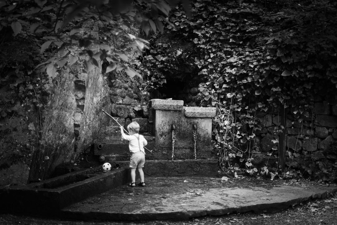 Enfant en tenue de mariage jouant, Perpignan