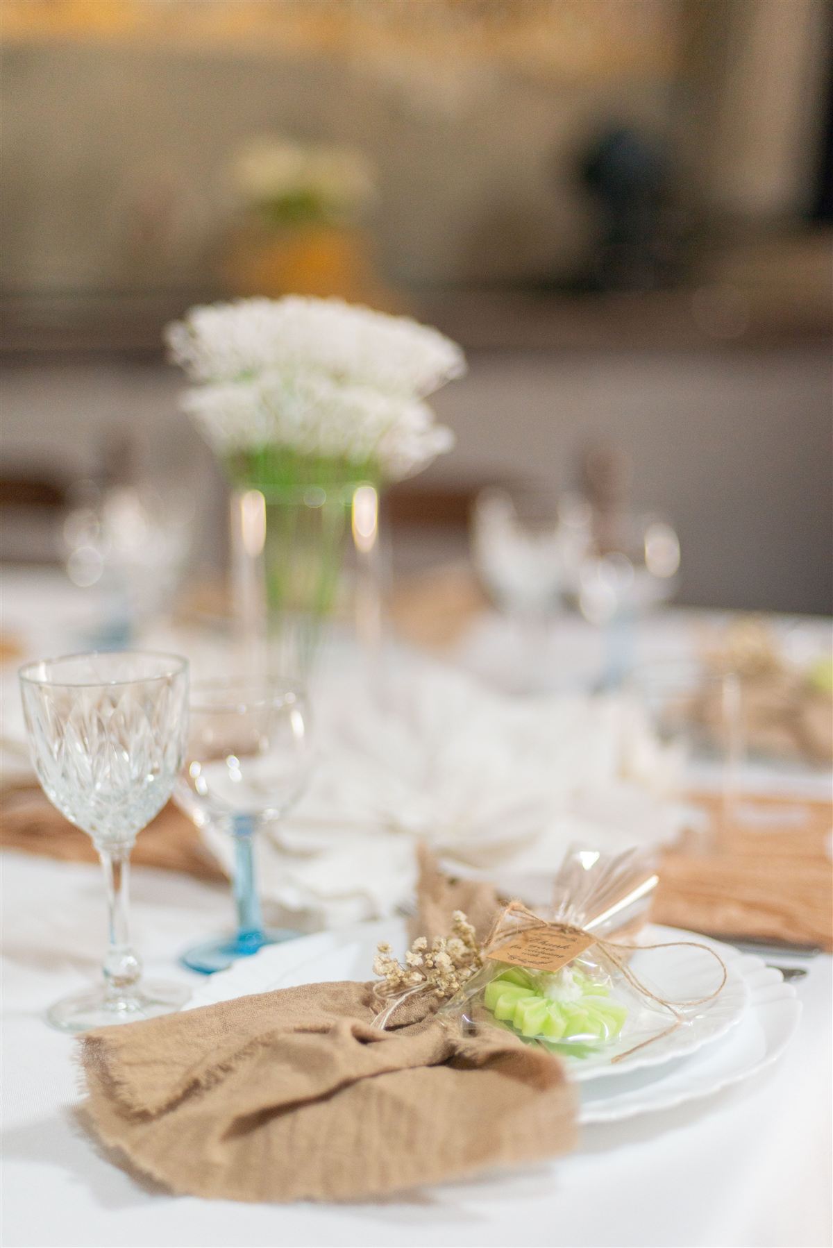 Détail de table de réception de mariage avec verrerie ancienne et fleurs séchées — article sur les tendances mariage britanniques