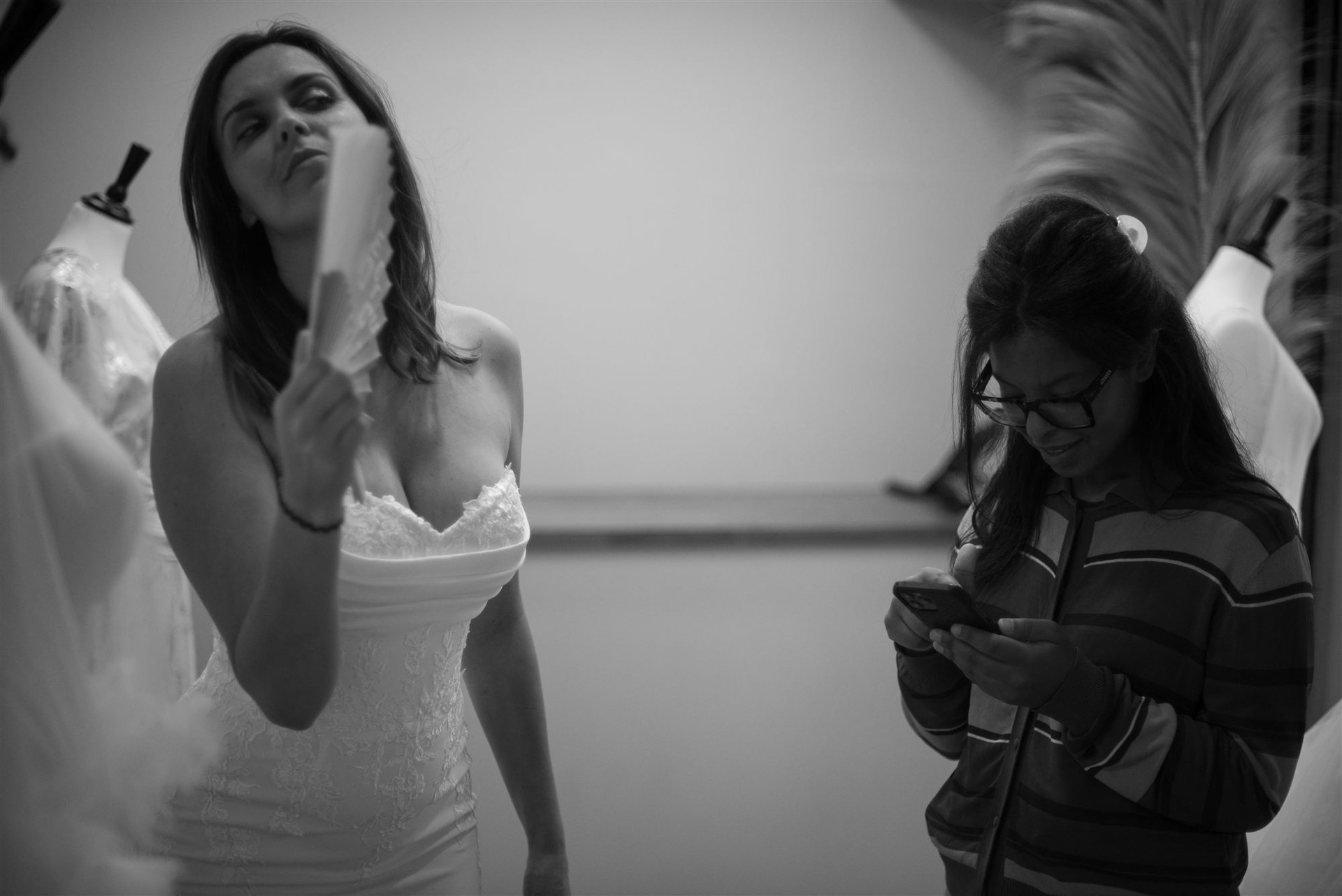 Coulisses shooting — la mariée à l'éventail et son amie au téléphone chez Côté Mariage Perpignan