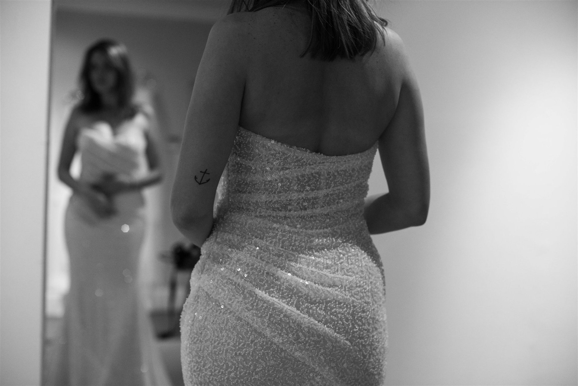 Détail du dos de la robe fourreau sequins de la mariée — shooting Perpignan
