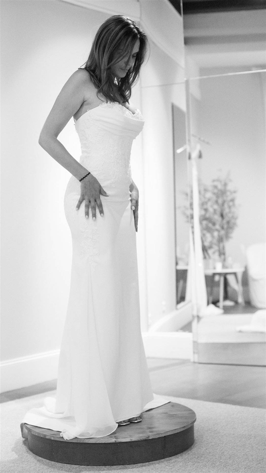 Amandine en robe bustier dentelle sur la plateforme de Côté Mariage — shooting inspiration mariage Perpignan