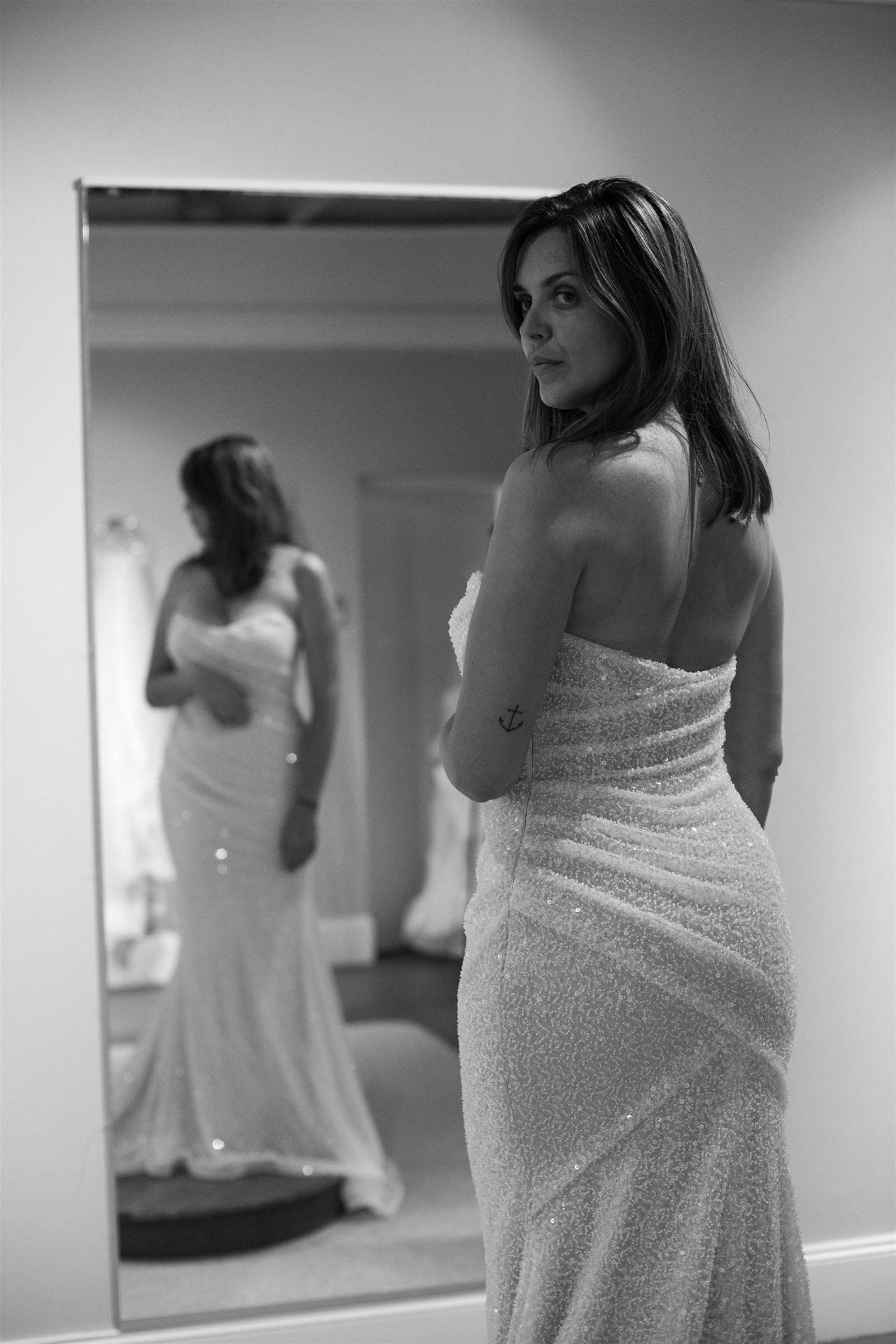 La mariée en robe sequins devant le miroir pendant l'essayage chez Côté Mariage Perpignan