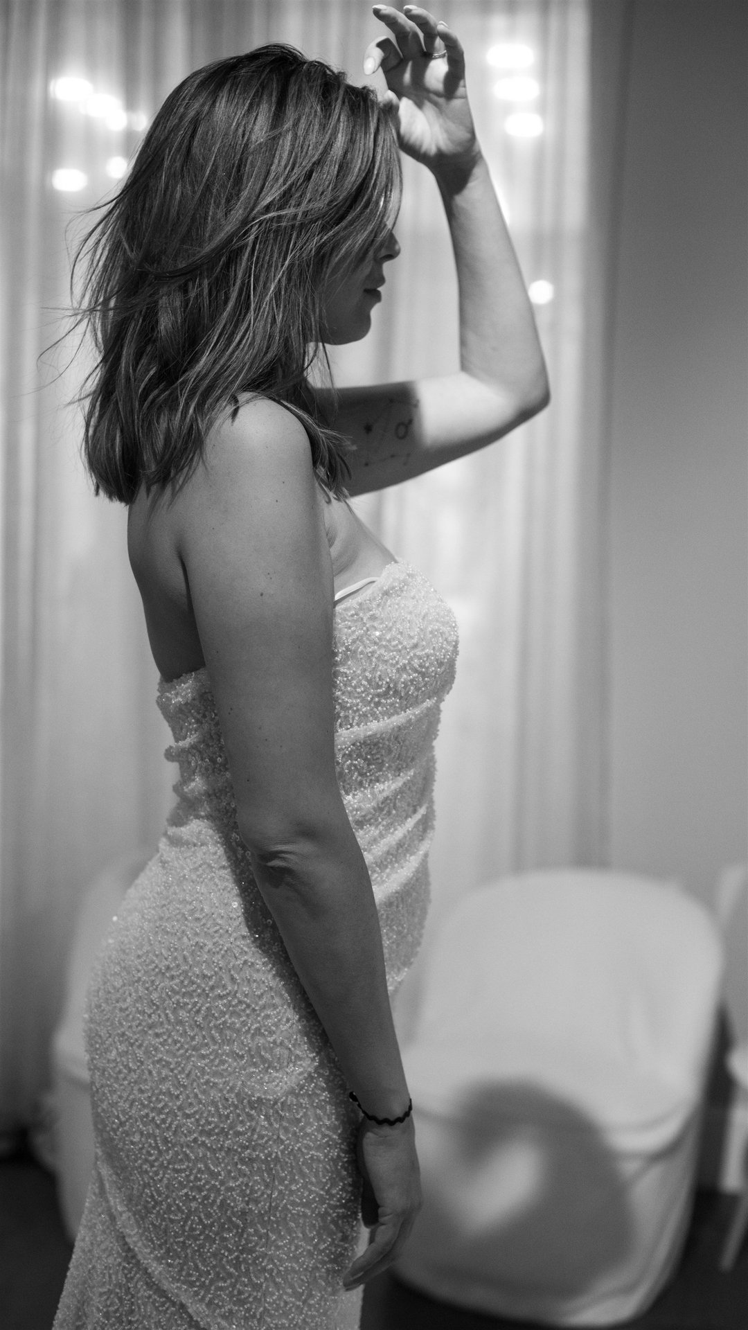 La mariée dans la loge d'essayage avec la robe fourreau sequins et perles à Perpignan