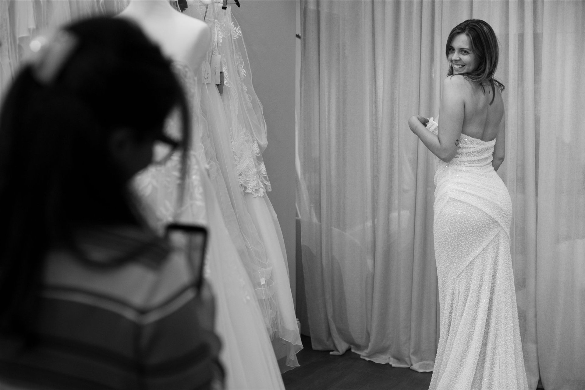 La mariée souriante en robe sequins chez Côté Mariage Perpignan