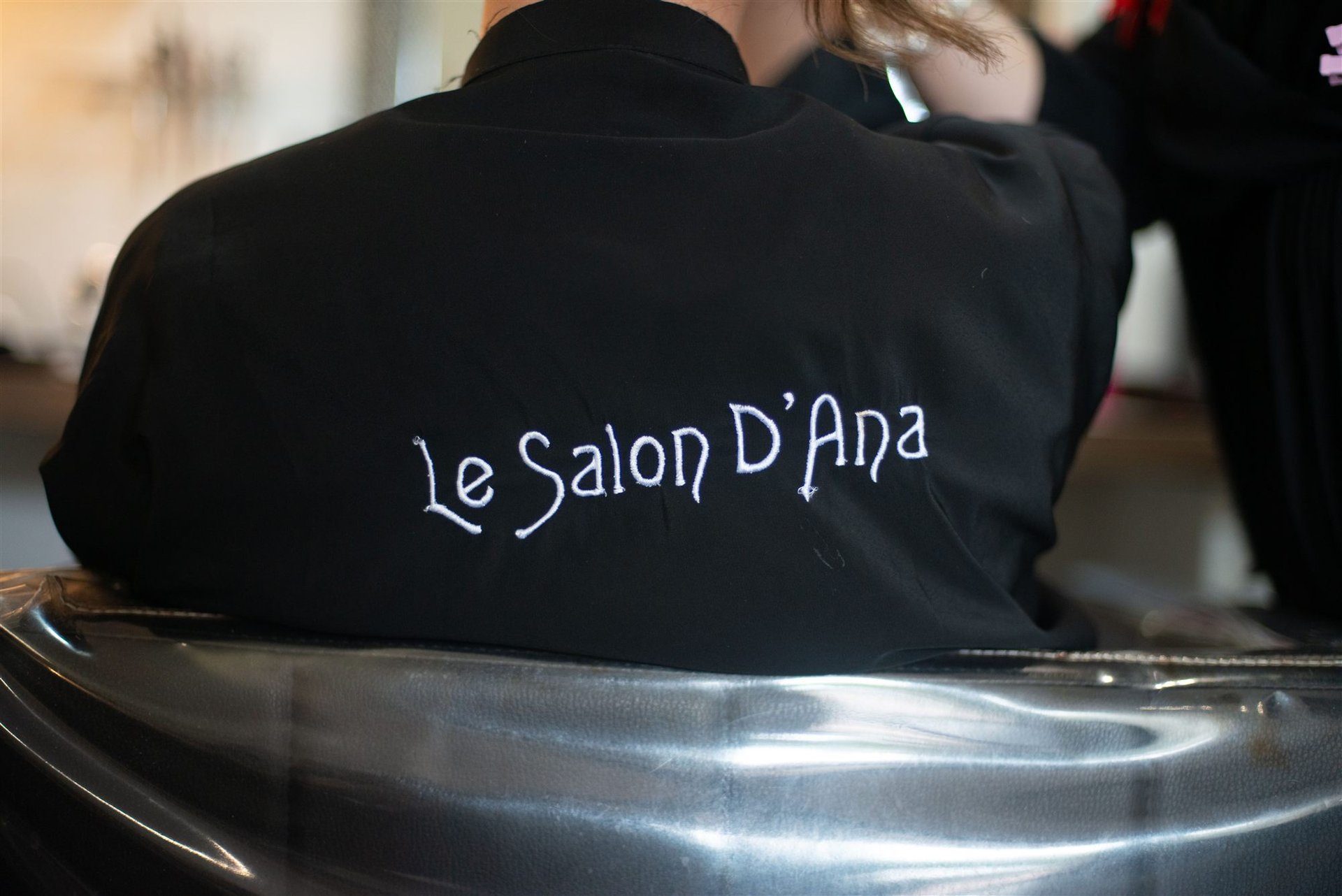 Détail de la cape brodée Le Salon D'Ana sur le dos d'Amandine — salon de coiffure mariage Perpignan