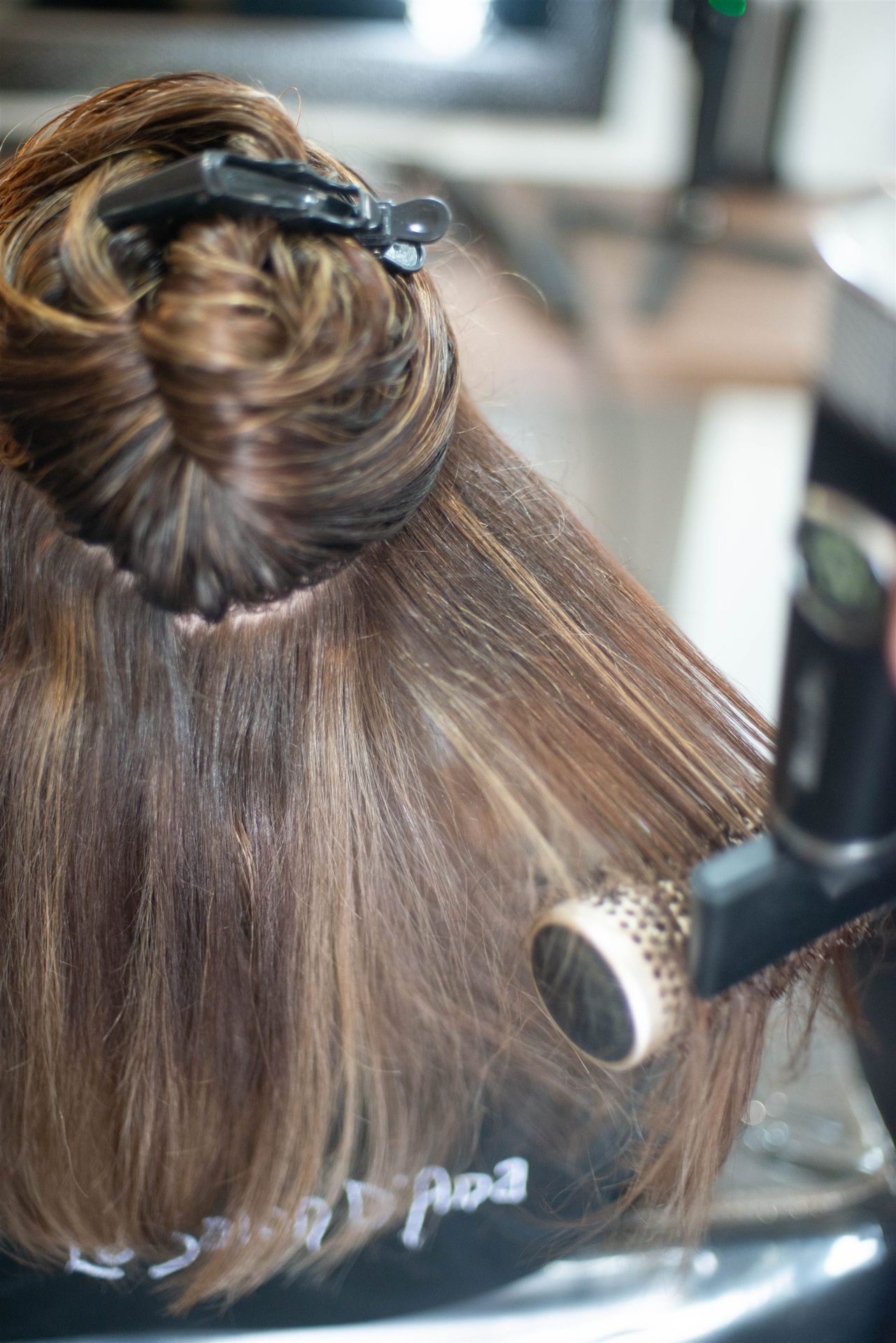 Sèche-cheveux et cape Le Salon D'Ana — détail du brushing lors de la préparation mariage à Perpignan
