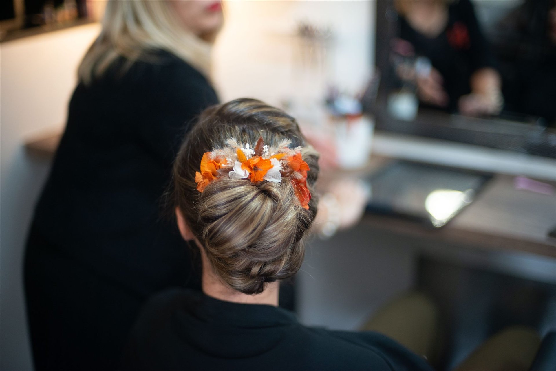 Chignon fleuri vu de dos — reflet d'Ana dans le miroir du Salon D'Ana, compositions Mille Fleurs Sauvages