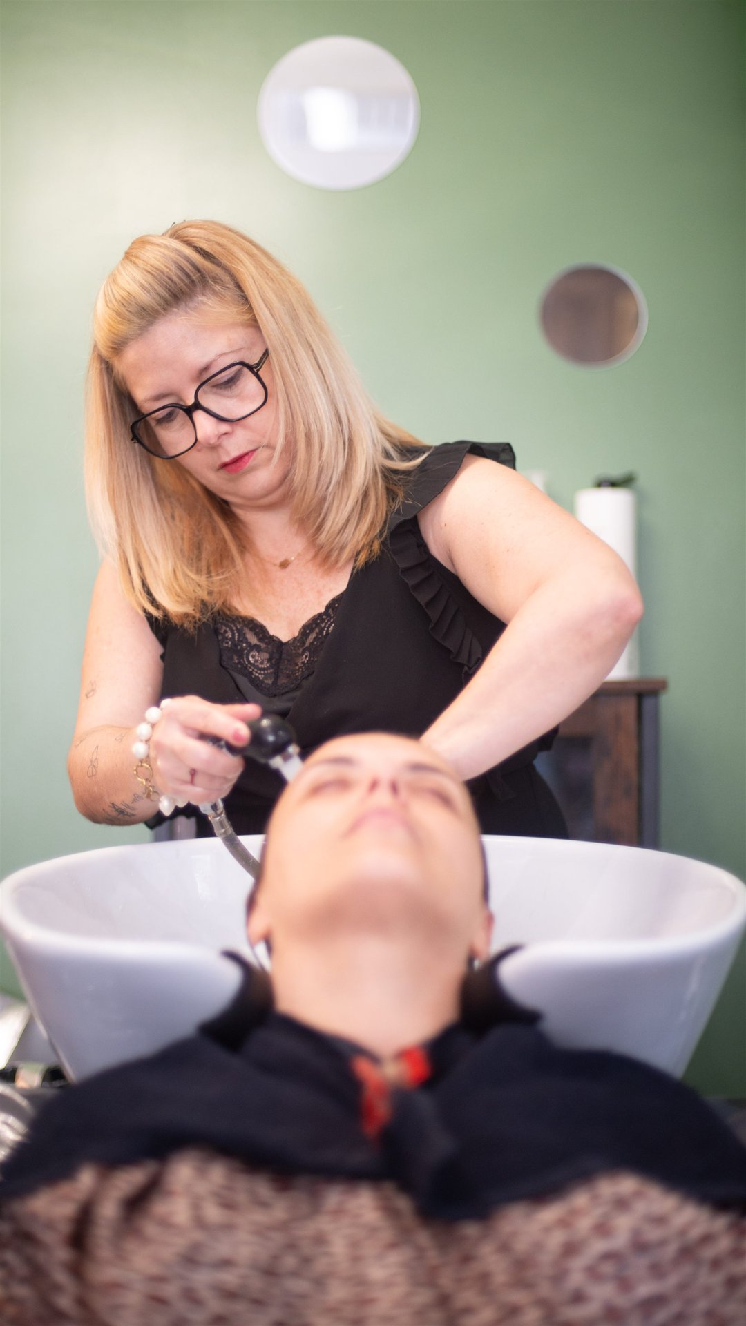 Coiffeuse Annabel lave les cheveux d'Amandine au bac shampoing du Salon D'Ana Perpignan