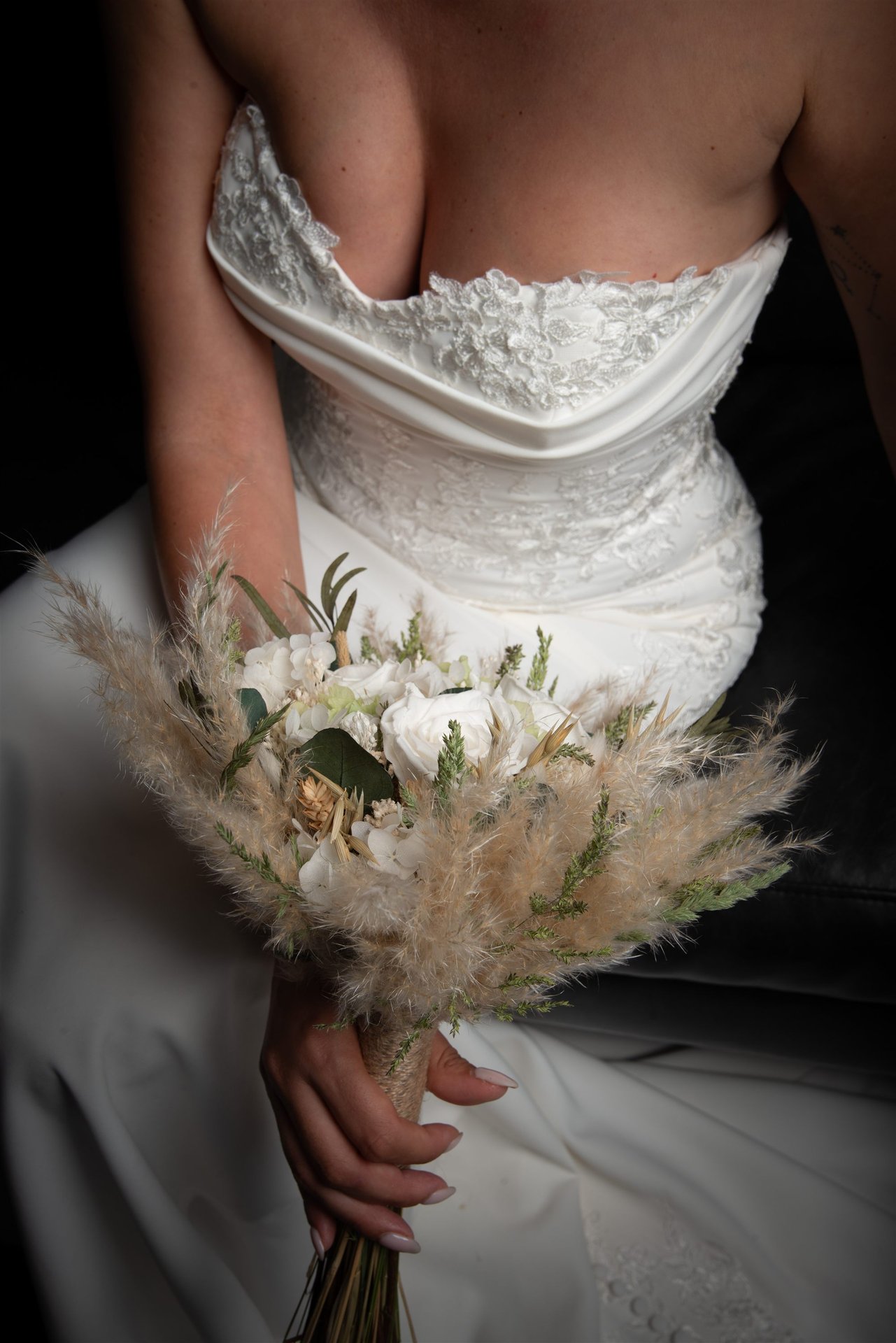 Bouquet de mariée blanc et pampas, naturel et délicat, tenu par la mariée en robe dentelle — Mille Fleurs Sauvages Perpignan