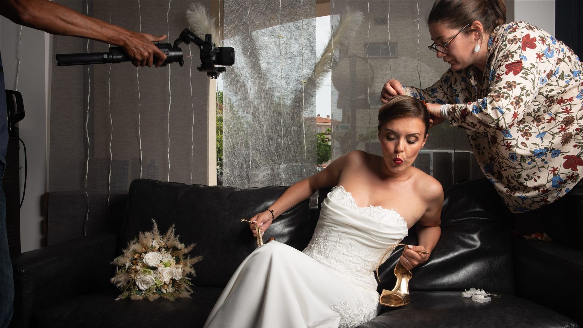 Making-of shooting mariage : Oziris Films filme avec gimbal pendant qu'Annabel coiffe la mariée Amandine — studio Perpignan