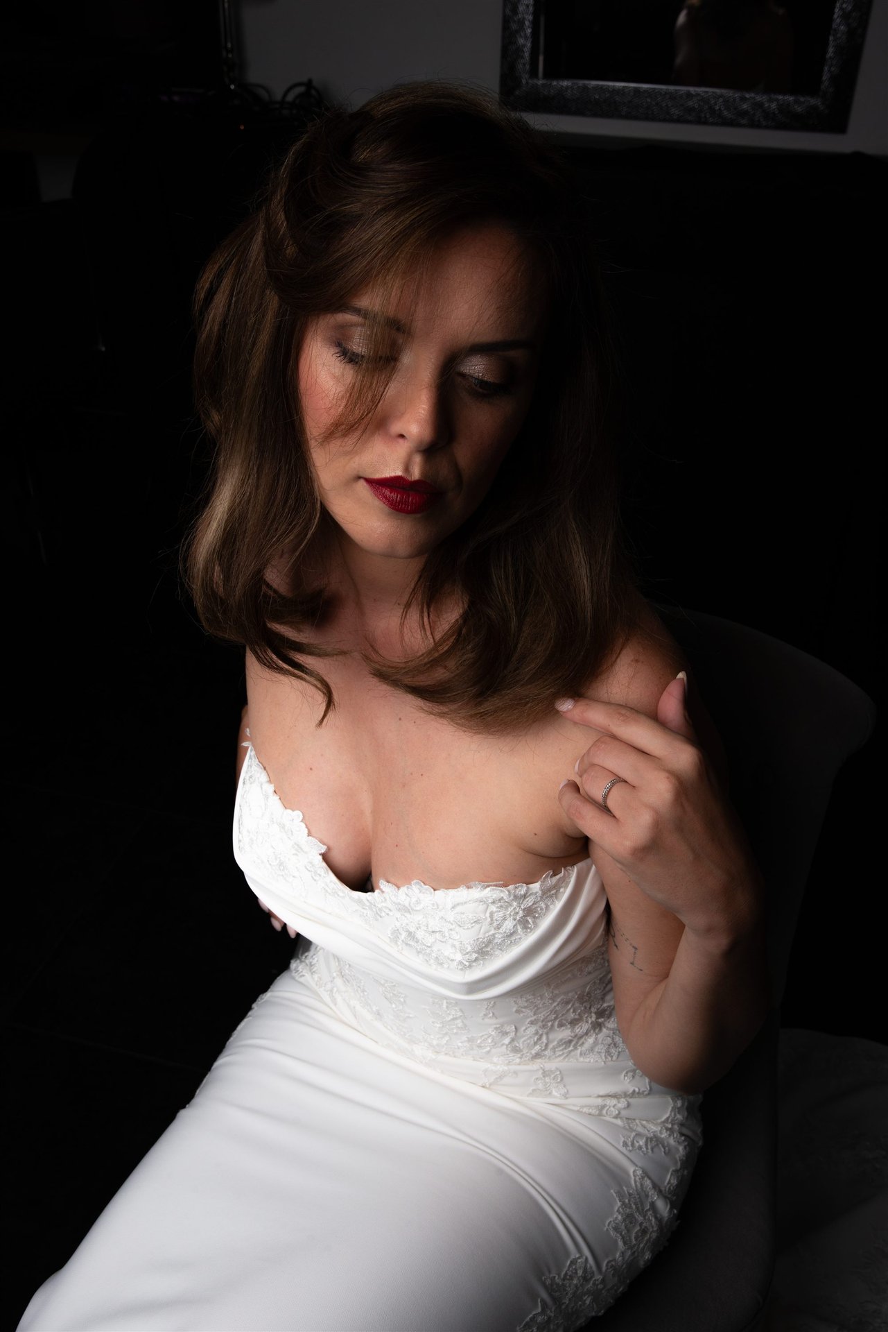 Portrait de la mariée, bague visible, lumière dramatique rasante, robe dentelle — shooting inspiration mariage Perpignan